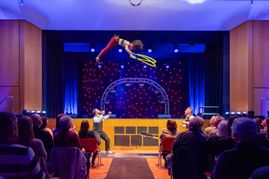 Für das Trio Bokafi rücken die Zuschauer zur Seite und Luana springt zum Hallendach.