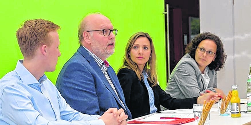 Das Podium beim Thema Digitalisierung und Arbeit 4.0 (von links): Jan Hambach (SPD), Bernhard Löffler (DGB), Jasmina Hostert (SPD) und Marion Oker (IHK). Bild: Reichert