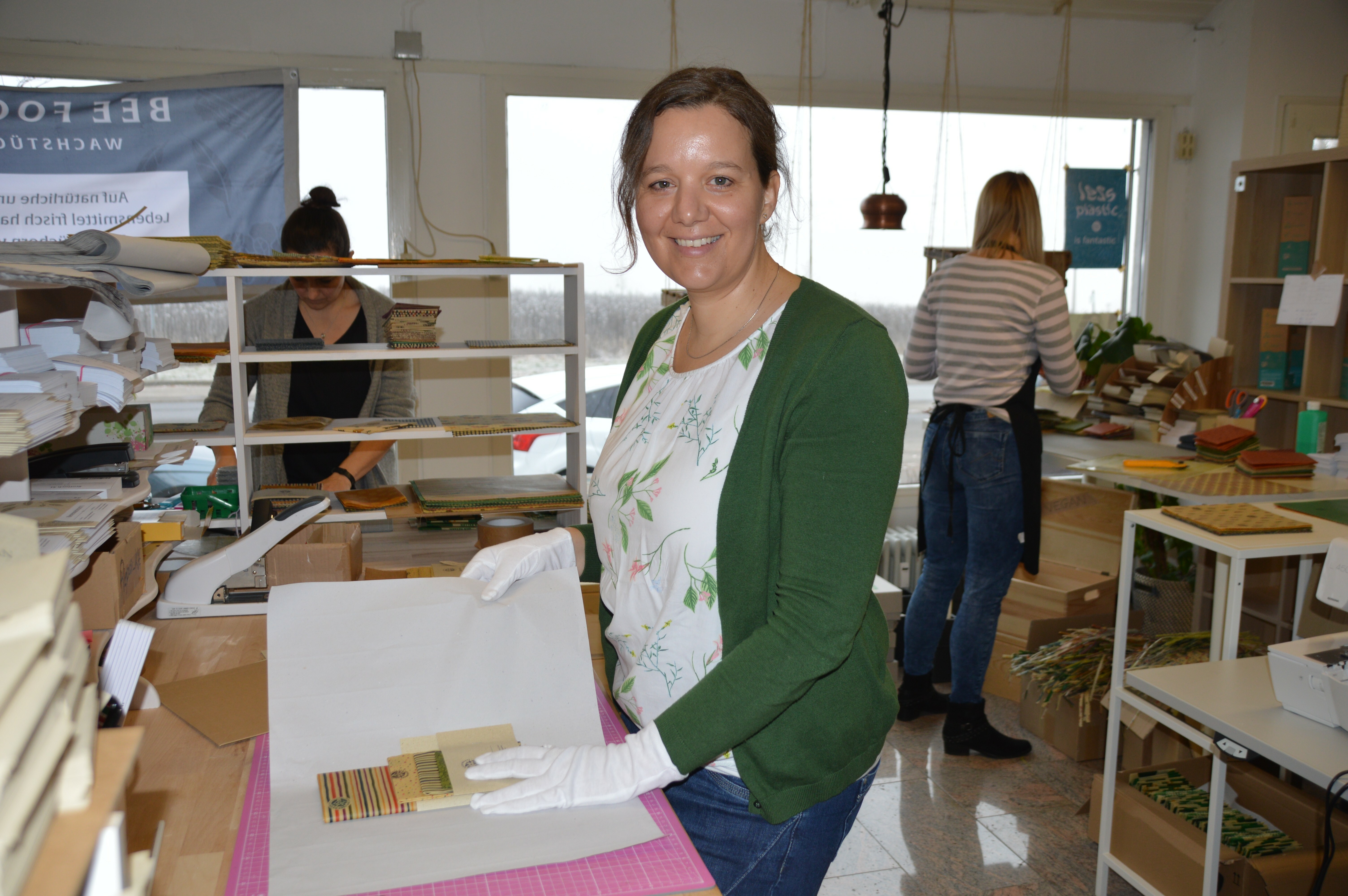 Mit ihrer Idee von selbst hergestellten Bienenwachstüchern hat sich Susanne Golzheim vor rund drei Jahren mit Bee Food Wraps selbstständig gemacht. Bild: Groß