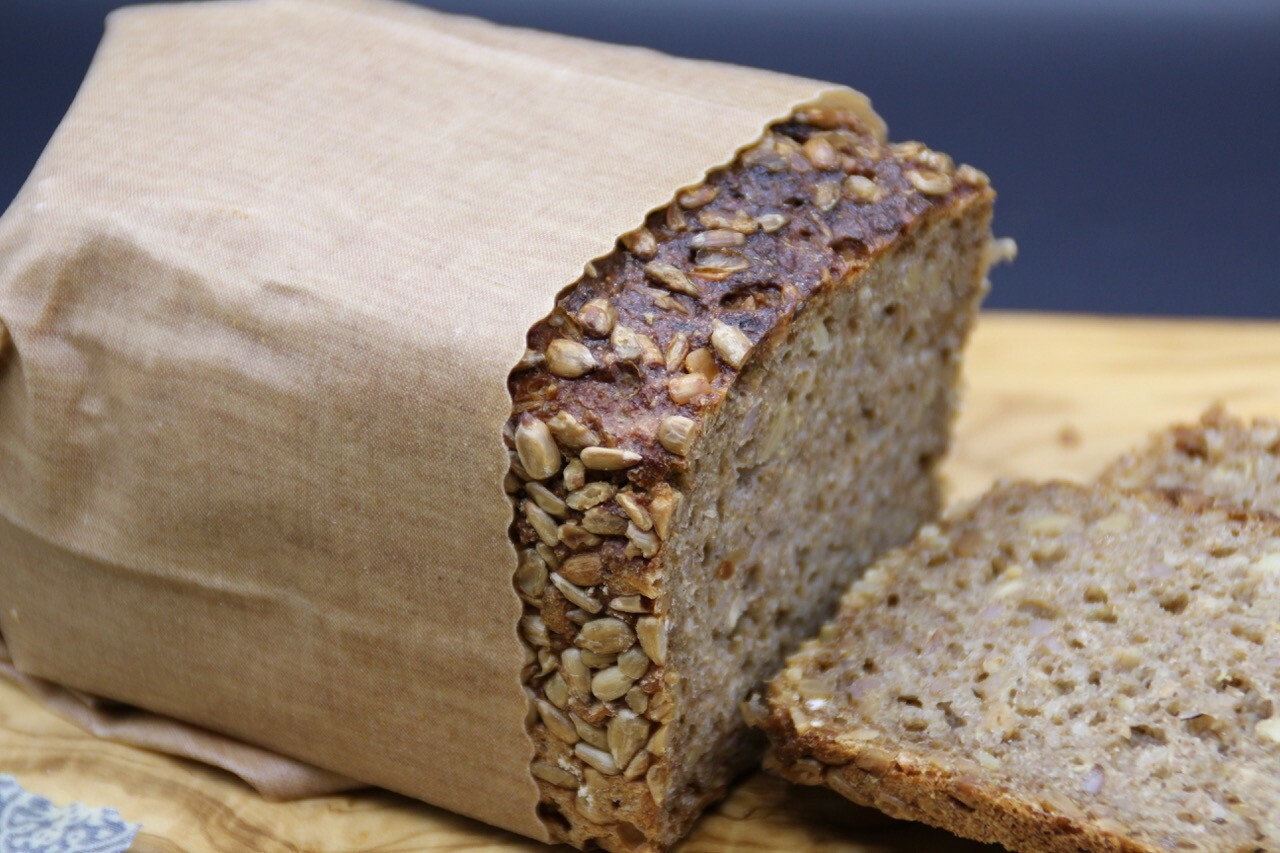 Auch Brot bleibt in den wiederverwendbaren Bienenwachstüchern länger frisch. Bild: z