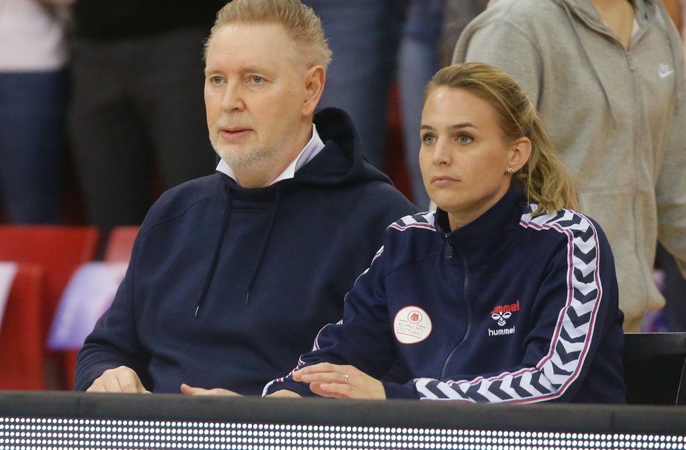 Platz hinter der Bande: Trainer Tore Aleksandersen, Sportdirektorin Kim Renkema.
