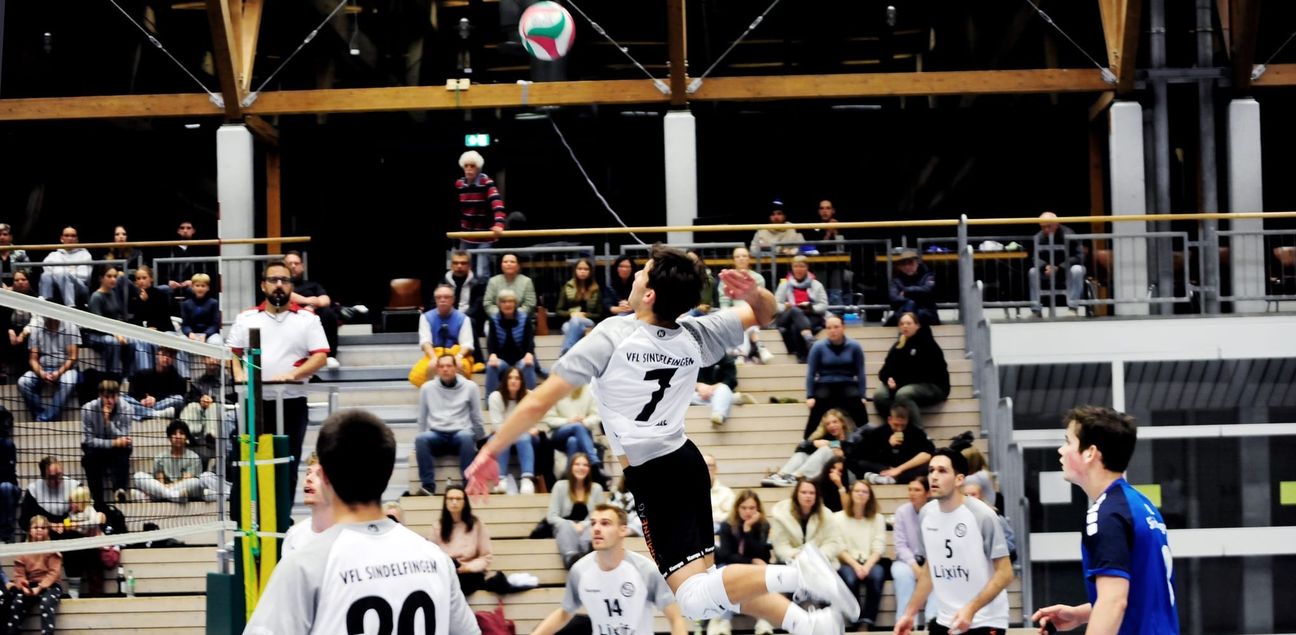 Nick Hoschke (Nummer 7) und der VfL Sindelfingen wehrten sich beim 1:3 gegen die SG SSC Tübingen/TV Rottenburg 3 nach Kräften. Bild: photostampe