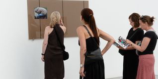 Interessiertes Publikum bei der Vernissage der Ausstellung von Olia Lialina.