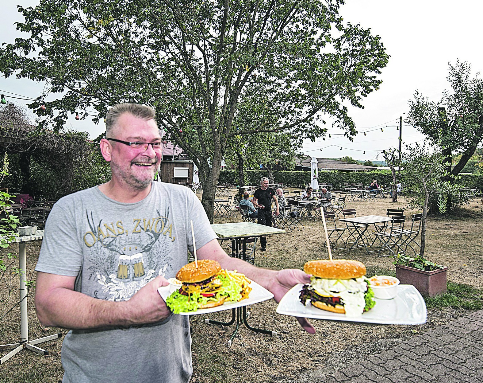Carsten Felix auf dem Lerchenhof mit der Burger-Spezialität.  Bild: Richter