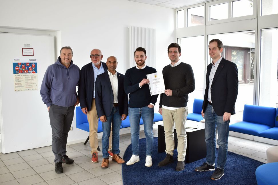 Bei der Auszeichnung (von links): Hans-Ulrich Schmid (Geschäftsführer Softwarezentrum Böblingen/Sindelfingen), Wolfgang Vogt (Vorstand Senioren der Wirtschaft), Dominic Schaudt (Wirtschaftsförderer Böblingen), Marco Großhans und Marvin Nicolaus (pretrip GmbH) und Dr. Sascha Meßmer (Kreiswirtschaftsförderer).