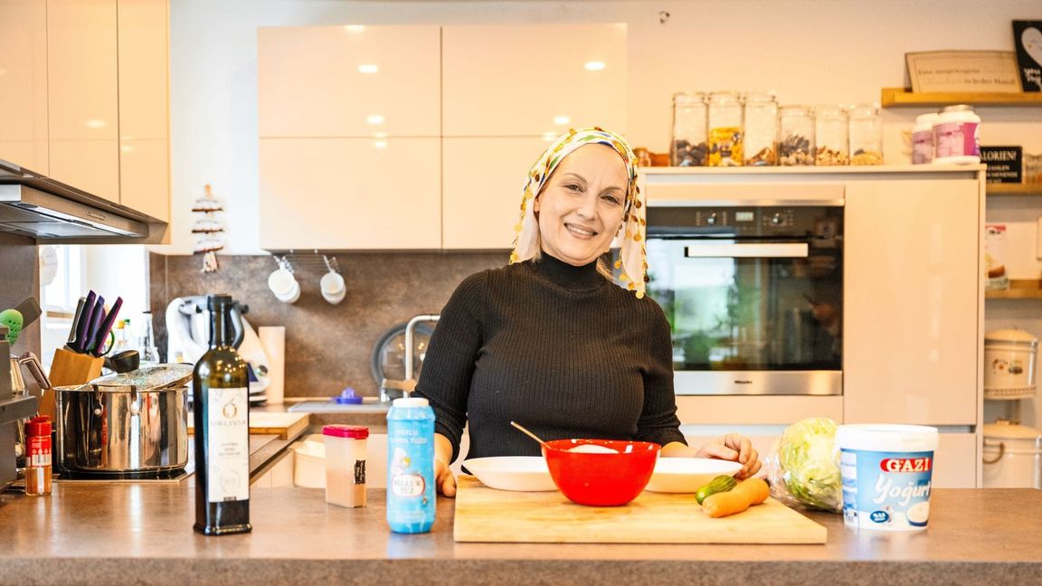 Adile Dibek in ihrer Küche im südlichen Alb-Donau-Kreis – hier entstehen ihre schwäbischen Kochvideos für soziale Netzwerke.