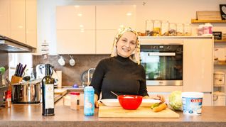 Adile Dibek in ihrer Küche im südlichen Alb-Donau-Kreis – hier entstehen ihre schwäbischen Kochvideos für soziale Netzwerke.