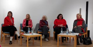 Katrin Penzenstadler, Regina Dvořák-Vučetić, Dr. Christine Watrinet, Farina Semler und Thekla Walker (von links) diskutierten über Themen, die besonders Frauen betreffen. Bild Lück
