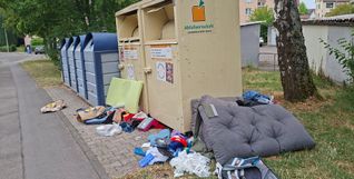 Wieder einmal liegt wilder Müll an den Containern in der Eltinger Straße.