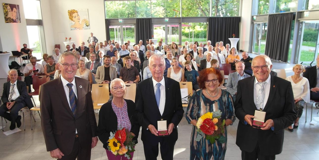 Landrat Roland Bernhard bei der Feierstunde mjit  Rosemarie Noë, Helmut Noë, Tabea Dölker und  Wilfried Dölker (von links).. Bild: Staber