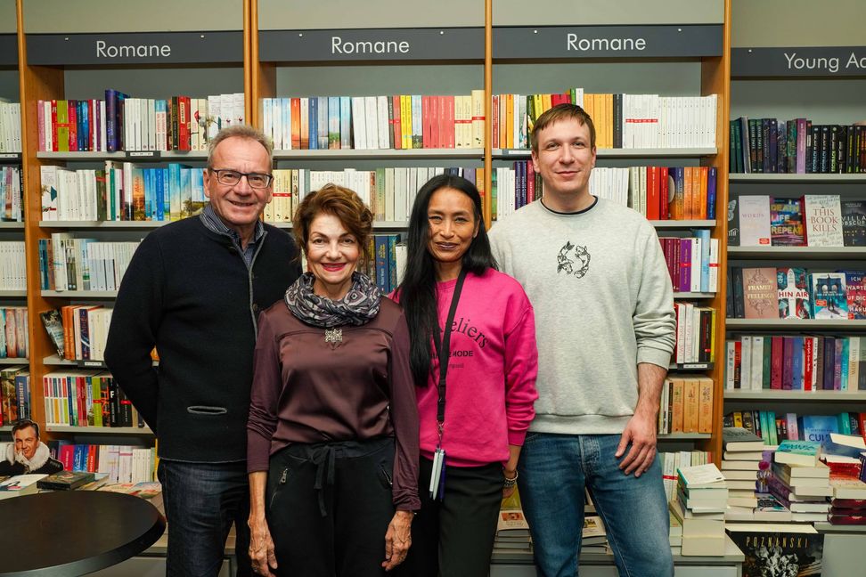 Ulrich und Ulrike Röhm mit den Buchhändlern Chinh Ngo und Daniel Messerschmidt (von links).