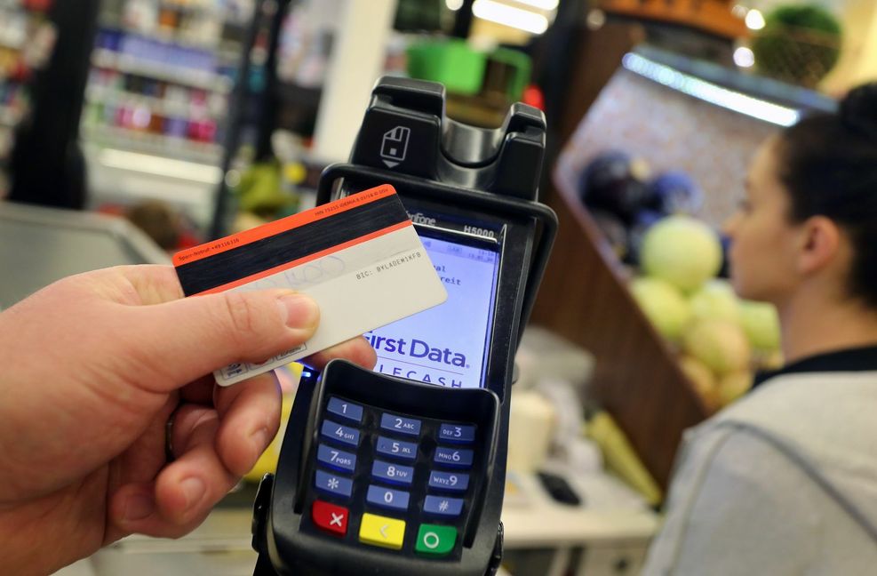 Kontaktloses Bezahlen per Karte wird immer beliebter. Mittlerweile wird die Mehrzahl aller Transaktionen mit der EC- oder Kreditkarte über die sogenannte RFID-Funktechnologie abgewickelt.
 Foto: picture alliance/dpa/Kar..