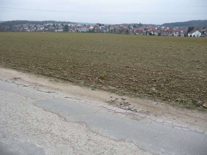 Ein knappes Jahr Umleitung hat den Feldweg bei Neuweiler ziemlich ramponiert. Er soll vor dem Radrennen einen neuen Belag erhalten. Bild: Reichert