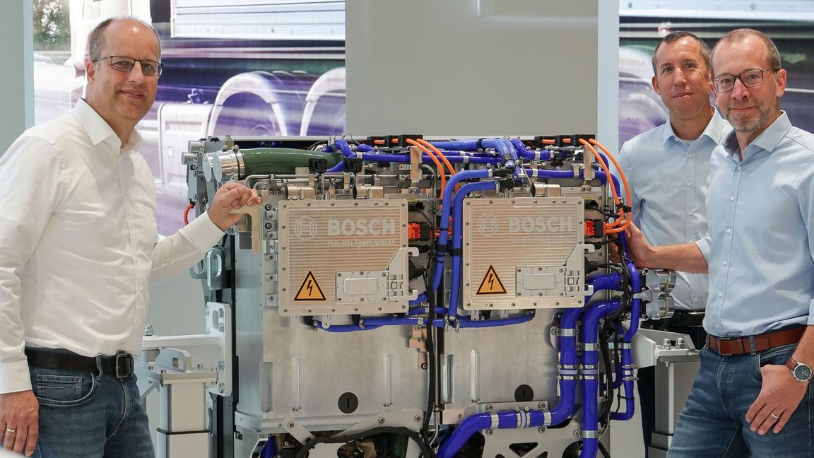 Die Boschler Kai Weeber, Pierre Andrieu und Christoffer Uhr (v.l.) mit dem Brennstoffzellensystem, das ihnen die Nominierung für den Zukunftspreis eingebracht hat.