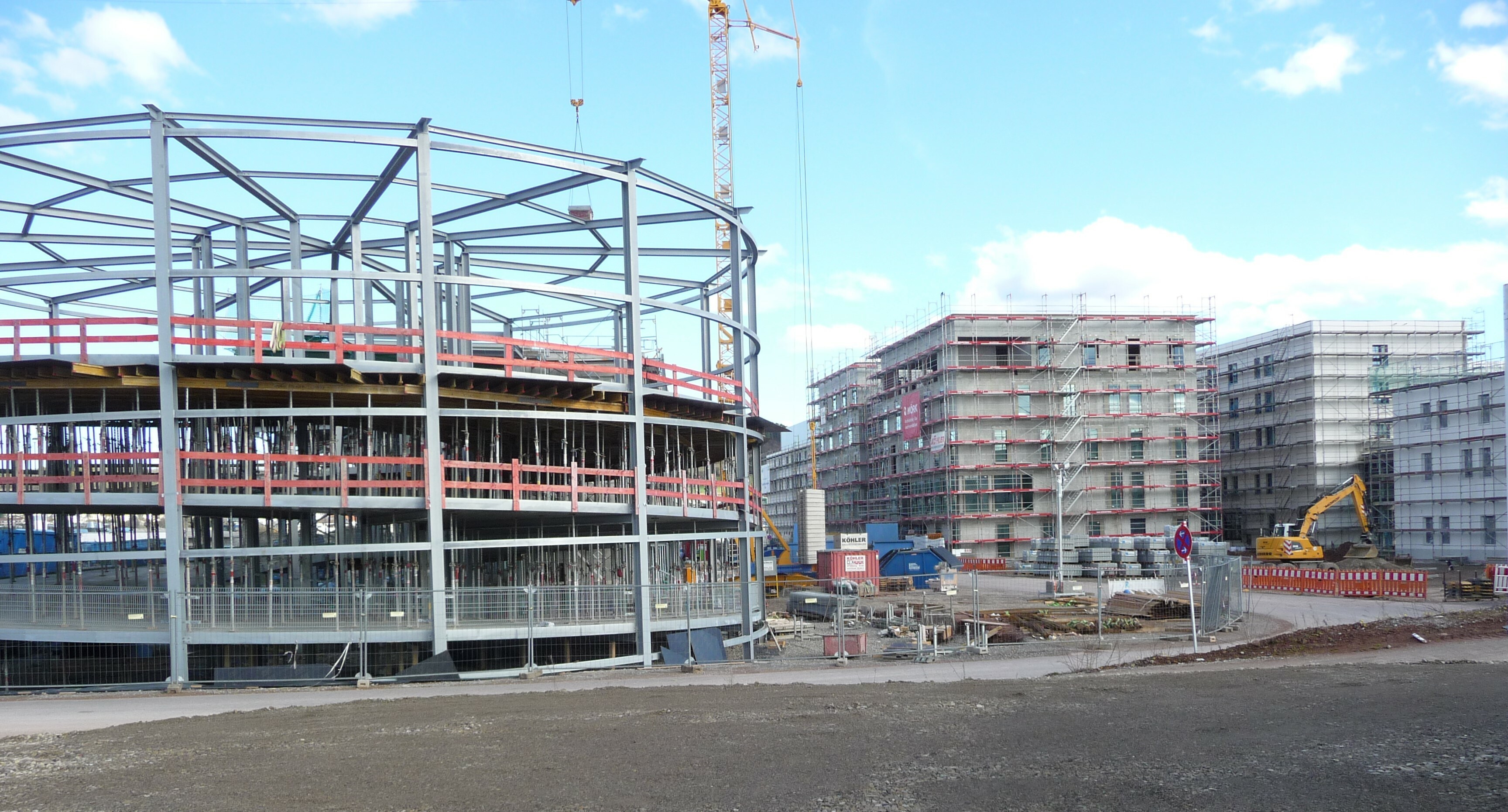 Wenn der Calwer Kreistag am 18. März das Medizinkonzept und die Fusion der Klinikgesellschaften in den Landkreis Böblingen und Calw beschließt, muss der Rohbau des Calwer Gesundheitscampus teilweise umgebaut werden. Das Stahlgerüst links ist eine der beiden Spindeln des Parkhauses.