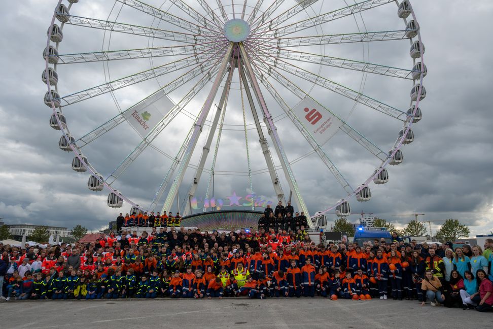 Rund 900 Helfer aus Feuerwehr, DRK, DLRG und THW sowie Arbeitskreise, Arztpraxen und Pflegepersonal waren beim "Tag der Helfer" eingeladen, mit dem Riesenrad auf dem Flugfeld zu fahren. Bild: Nüßle