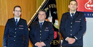 Gianluca Biela, Stefan Eberle und Timo Roller (von links) hoffen, dass das neue Feuerwehrhaus schnell kommt. Bild: Richter