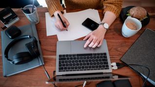 Wer viel im Homeoffice tätig ist, sollte sich vornehmen, immer wieder kurze, informelle Gespräche mit Kollegen oder Führungskräften einzuplanen.