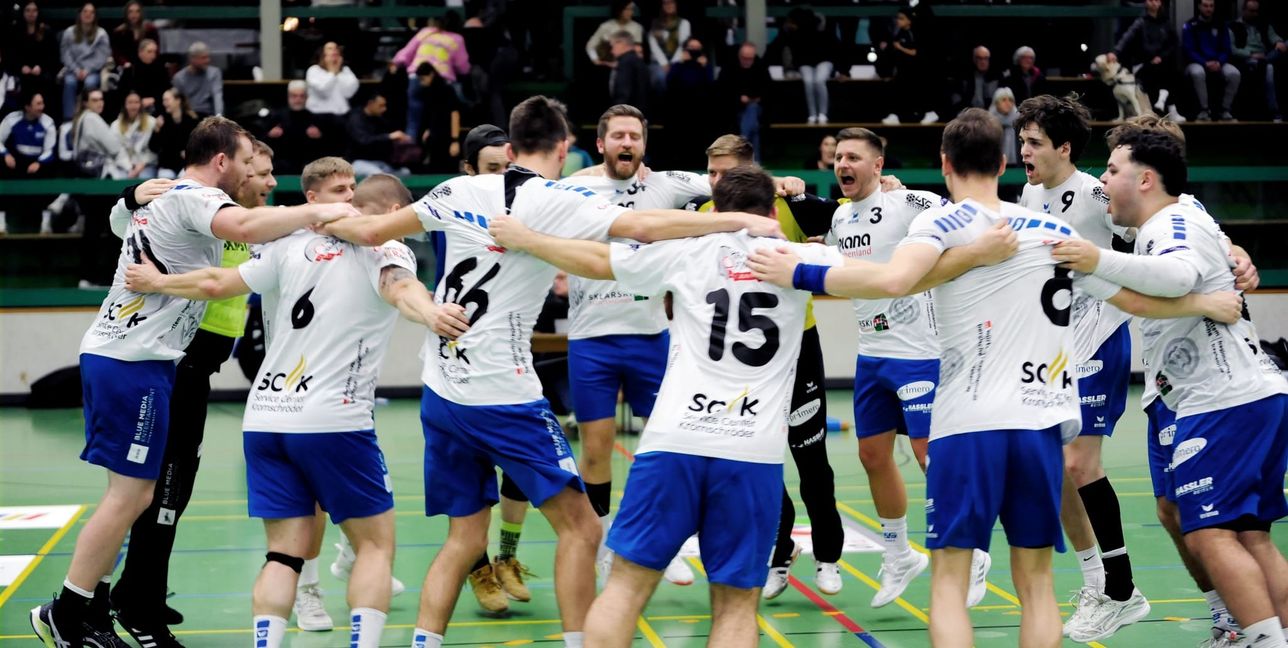So feiern die Handballer der HSG Böblingen/Sindelfingen 2 den Derbysieg gegen Schlusslicht TSV Schönaich. Bild: photostampe