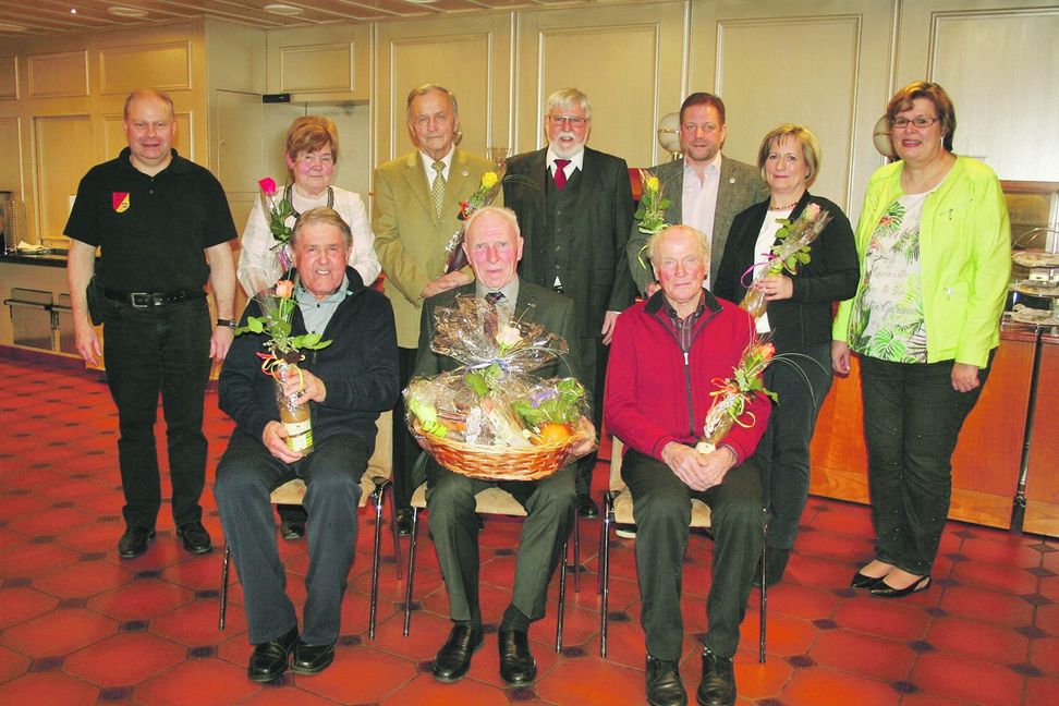 Ehrungen beim Liederkranz Dagersheim: sitzend von links Herbert Straßacker, Werner Laier, Hermann Breuning, stehend von links Wolfgang List, Christel Klotz, Gerhard Lang, Klaus Daniels, Roland Windheim, Jutta Kienle und Anita Schmitt. Bild: z
