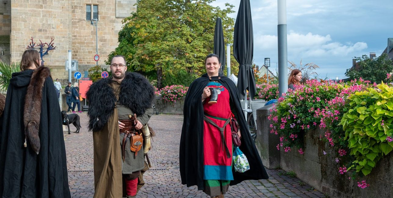 „Gewandete“ sind zu Gast auf dem Mittelaltermarkt. Bild: Nüßle