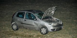 Der verunfallte Kleinwagen musste abgeschleppt werden.