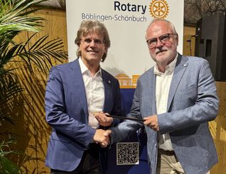 Dr. Karl Peter Hoffmann (rechts) reicht den Staffelstab an Michael Weiß weiter.
