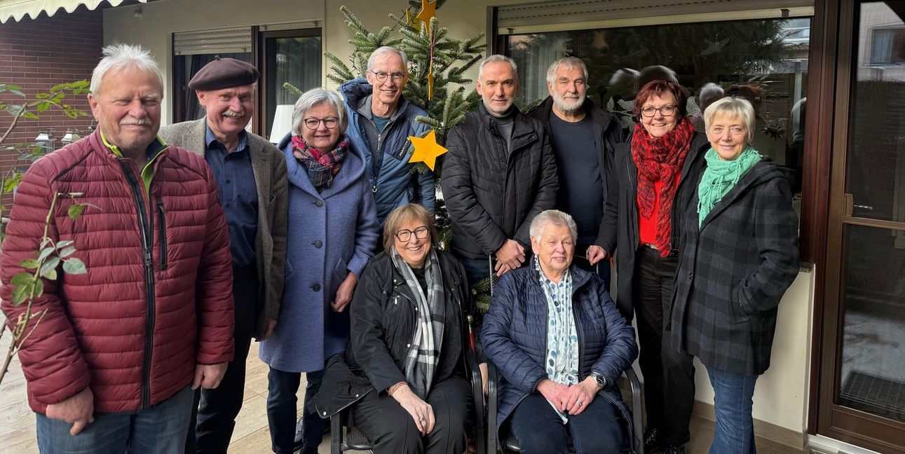 Zur Nachbesprechung hatte sich das ehrenamtliche Weihnachtsmarktteam im Dezember noch einmal getroffen: Sitzend Doris Hirsch (links) und Brigitte Stegmaier. Stehend von links: Rainer Martini, Thomas Speer, Susanne Fuchs, Jürgen Laukemper, Mesut Özsönmez, Reinhard Schneider, Sabine Weber und Bettina Schneider.