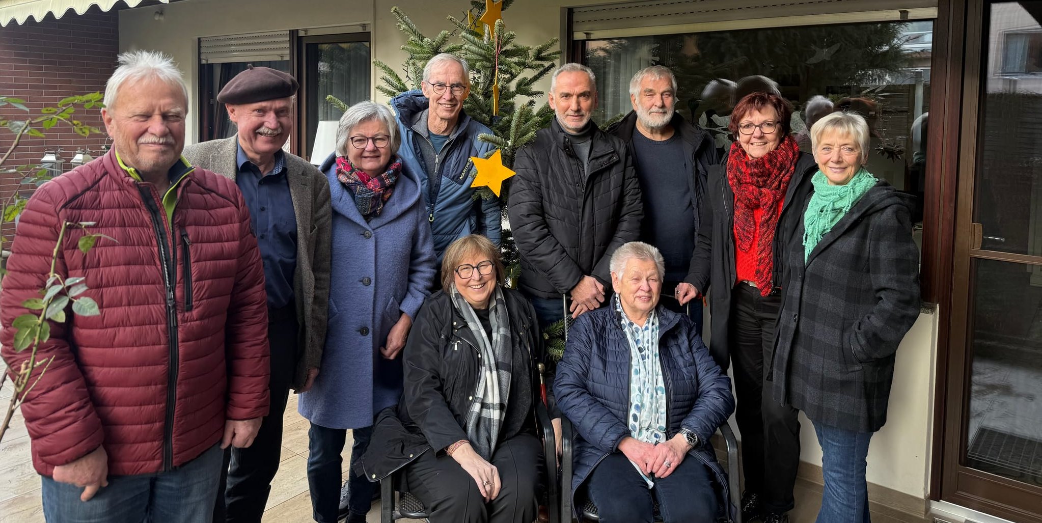 Zur Nachbesprechung hatte sich das ehrenamtliche Weihnachtsmarktteam im Dezember noch einmal getroffen: Sitzend Doris Hirsch (links) und Brigitte Stegmaier. Stehend von links: Rainer Martini, Thomas Speer, Susanne Fuchs, Jürgen Laukemper, Mesut Özsönmez, Reinhard Schneider, Sabine Weber und Bettina Schneider.