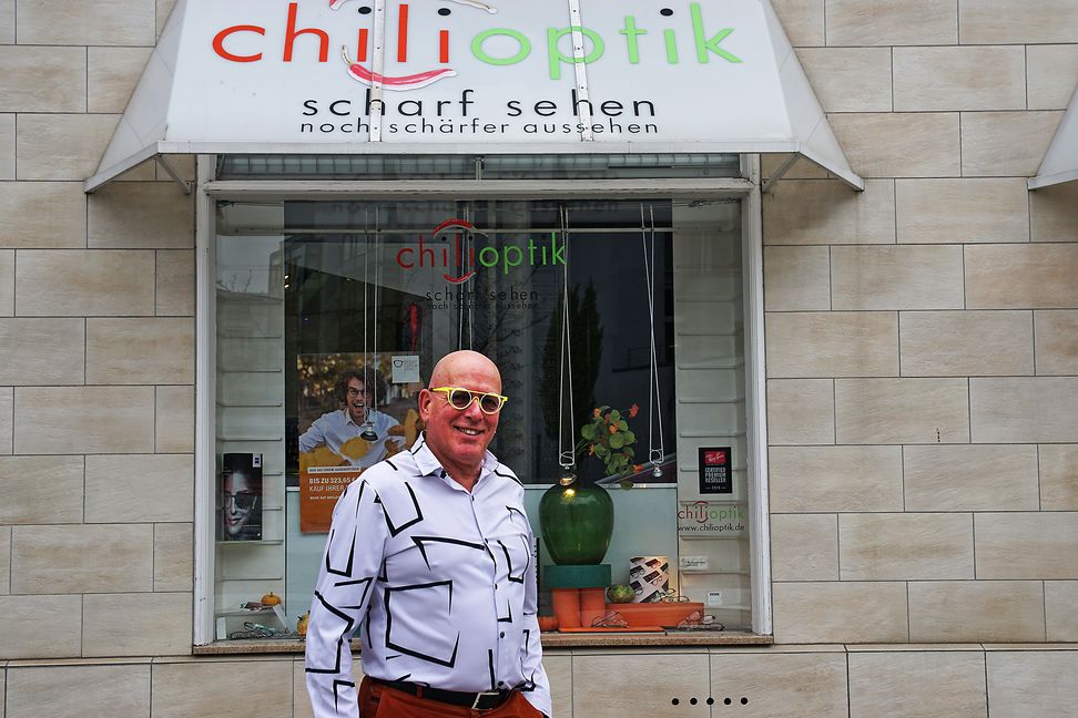 Optiker Peter Gerber vor dem Brillengeschäft, das er 34 Jahre lang erfolgreich geführt hat. Nun freut er sich auf Sonne, Natur und Golfpartien in Thailand.        Bild: Dettenmeyer
