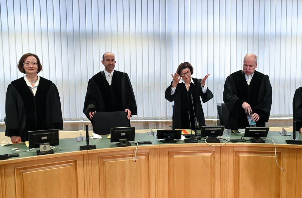 Das Gericht vor der Verkündung des Urteils.