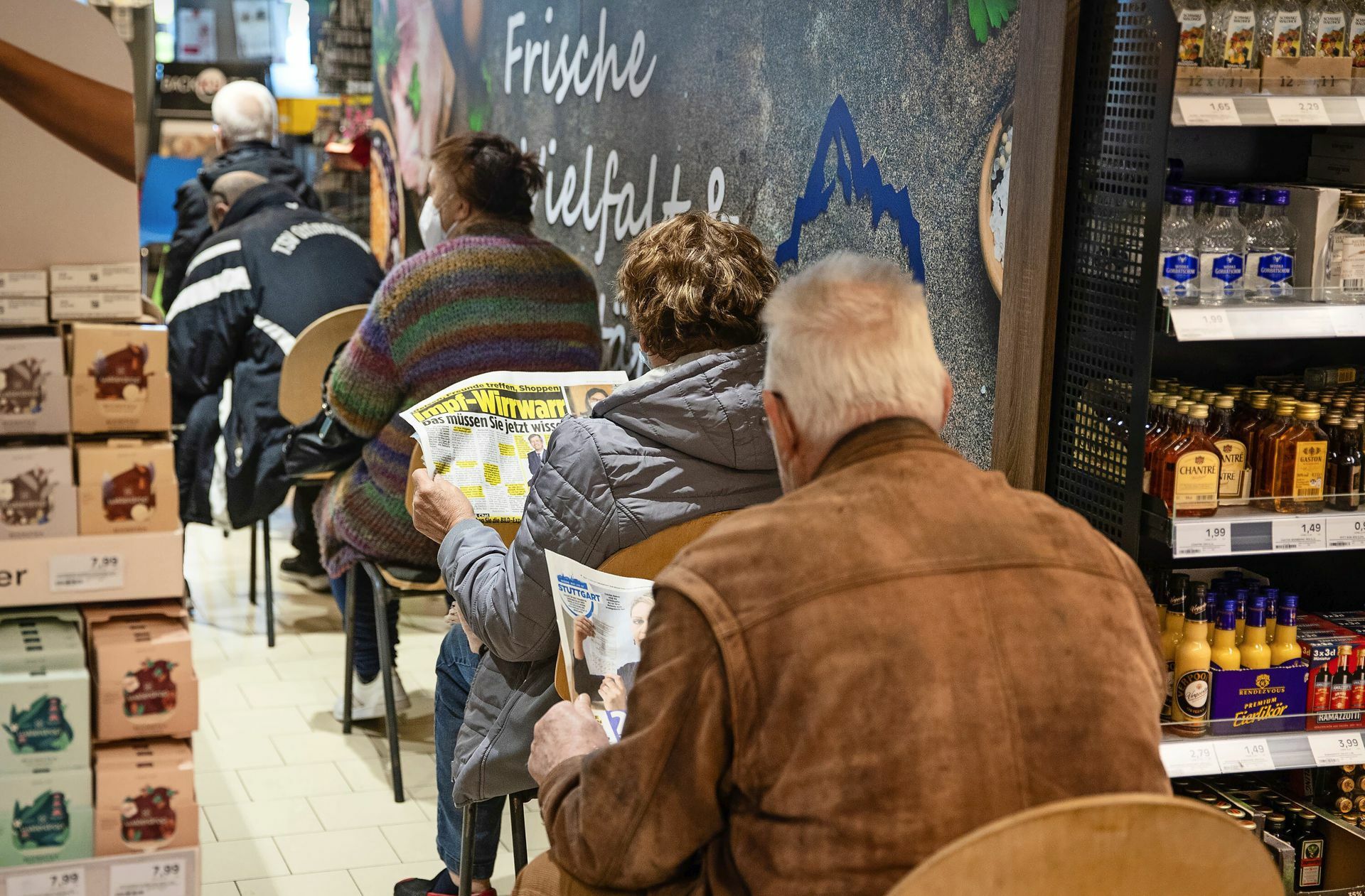Diese Schlange im Supermarkt führt zum Impfen, nicht zur Kasse. Foto: dpa/Christoph Schmidt