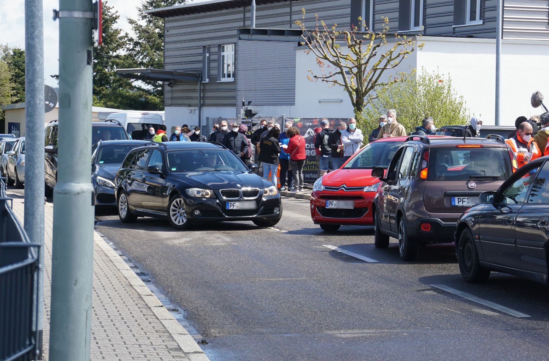 Vor allem zum offiziellen Beginn der Impfaktion gegen 14 Uhr wurde es kurz eng auf dem Parkplatz in Pforzheim-Huchenfeld. Viele Fußgänger standen da schon Schlange. Auch mit dem Auto waren viele früh angereist, die ersten warteten seit acht Uhr auf ihre Spontanimpfung. Foto: SDMG