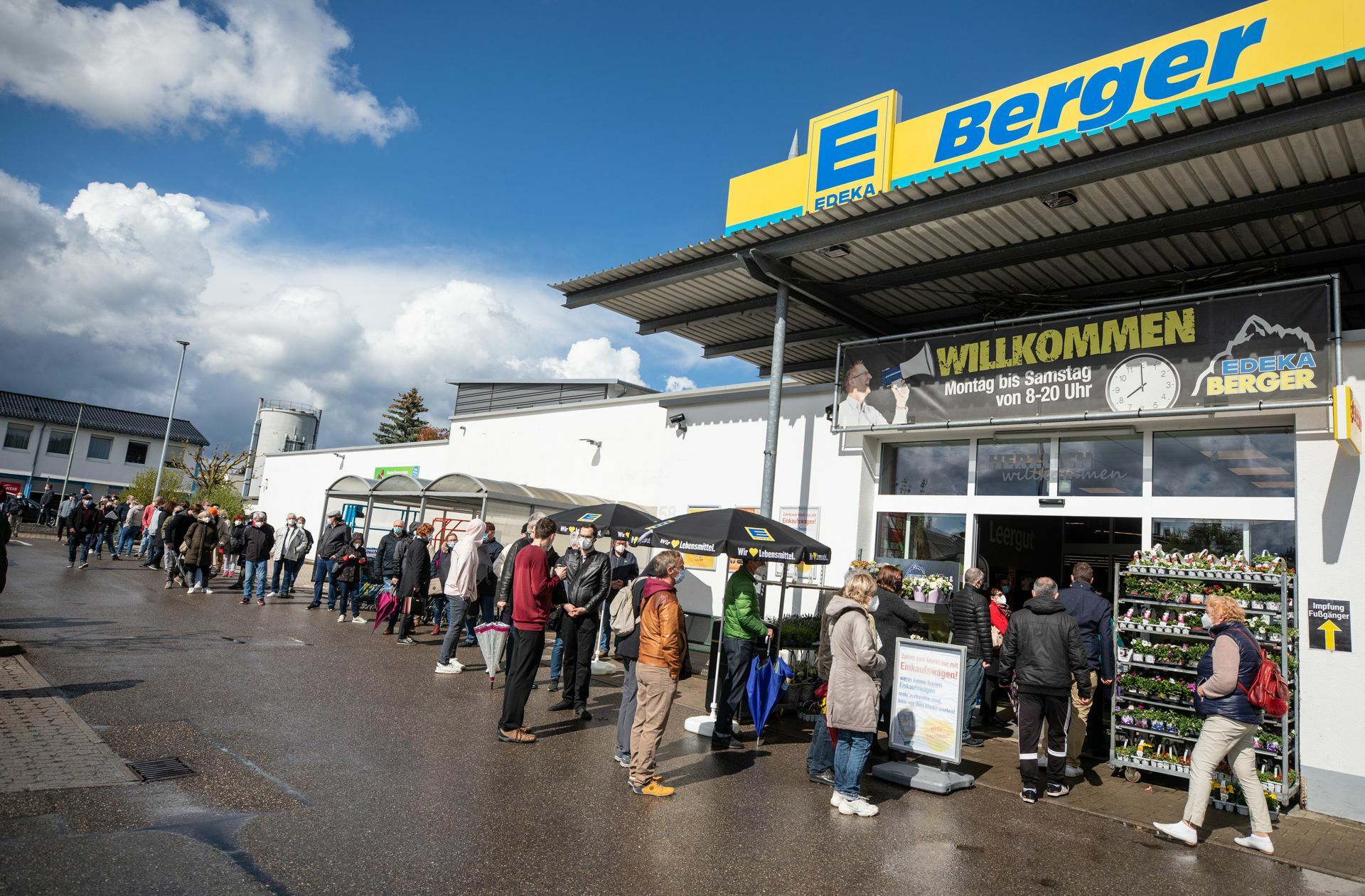 Wind und Wetter konnten die Impfwilligen nicht vertreiben. Zwar schien auch mal die Sonne, zwischendurch hagelte es aber auch ganz kräftig. Die Wartenden harrten dennoch aus. Foto: dpa