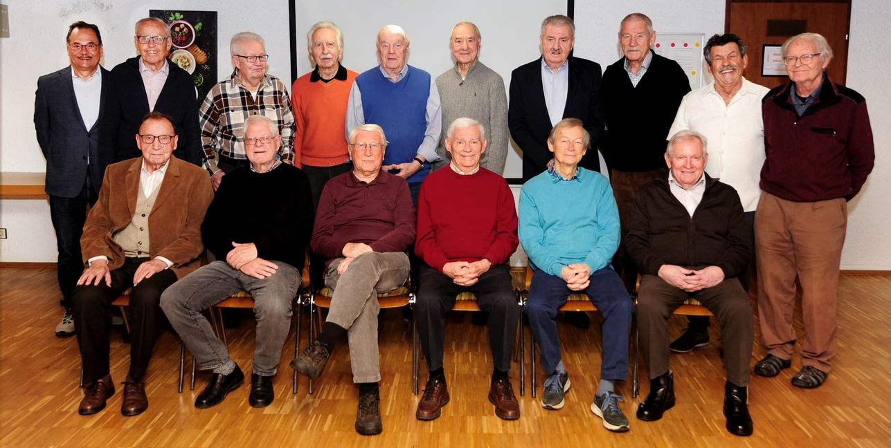 Stehend von links nach rechts: Dr. Heinrich Reidelbach (VfL-Präsident), Helmut Decker, Konrad Wenzel, Wolfgang Schreiber, Roman Till, Heinz Rössle, Rudi Meyer, Heinz Nienaus, Günther Klotz, Dietrich Balzer,  Sitzend von links nach rechts: Eugen Bollinger, Horst Emler, Manfred Andres, Heinz Feger, Rolf Richter, Dieter Holy.  	Bild: photostampe