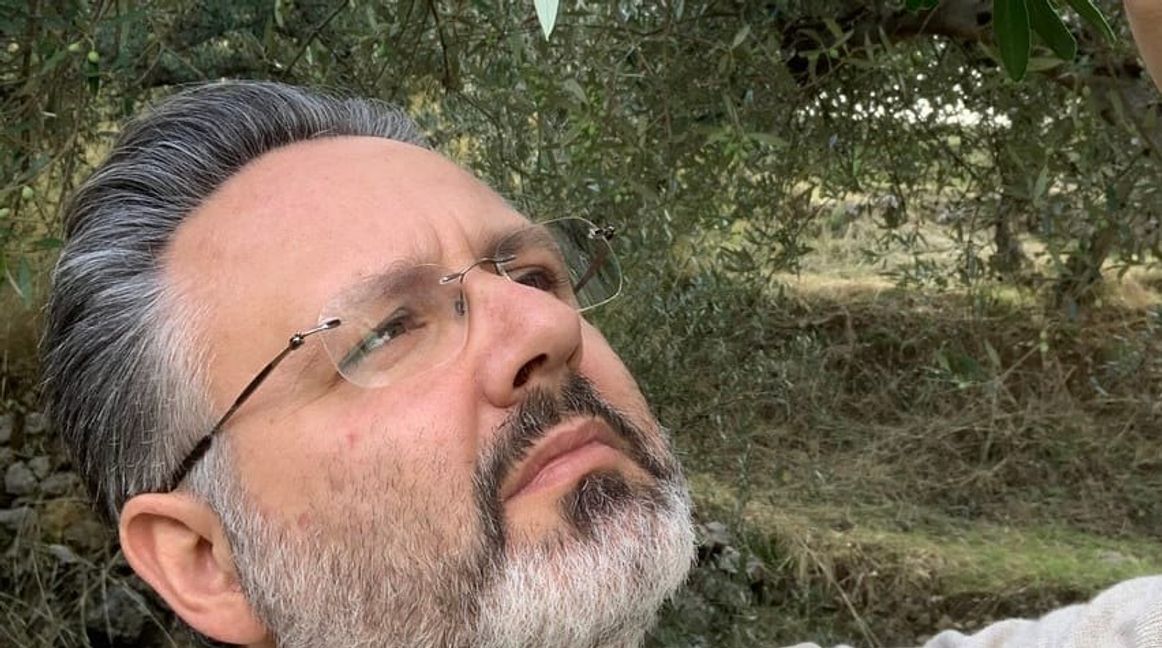 Nicos Psaltiras in seinem Oliven-Hain im Taygetos-Gebirge.