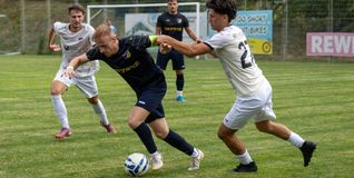 Unverhofft kommt oft: Marcel Sigloch (Mitte) und der TSV tretten am Freitagabend beim VfB Bösingen an.