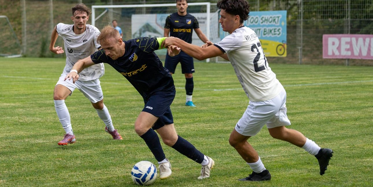 Unverhofft kommt oft: Marcel Sigloch (Mitte) und der TSV tretten am Freitagabend beim VfB Bösingen an.