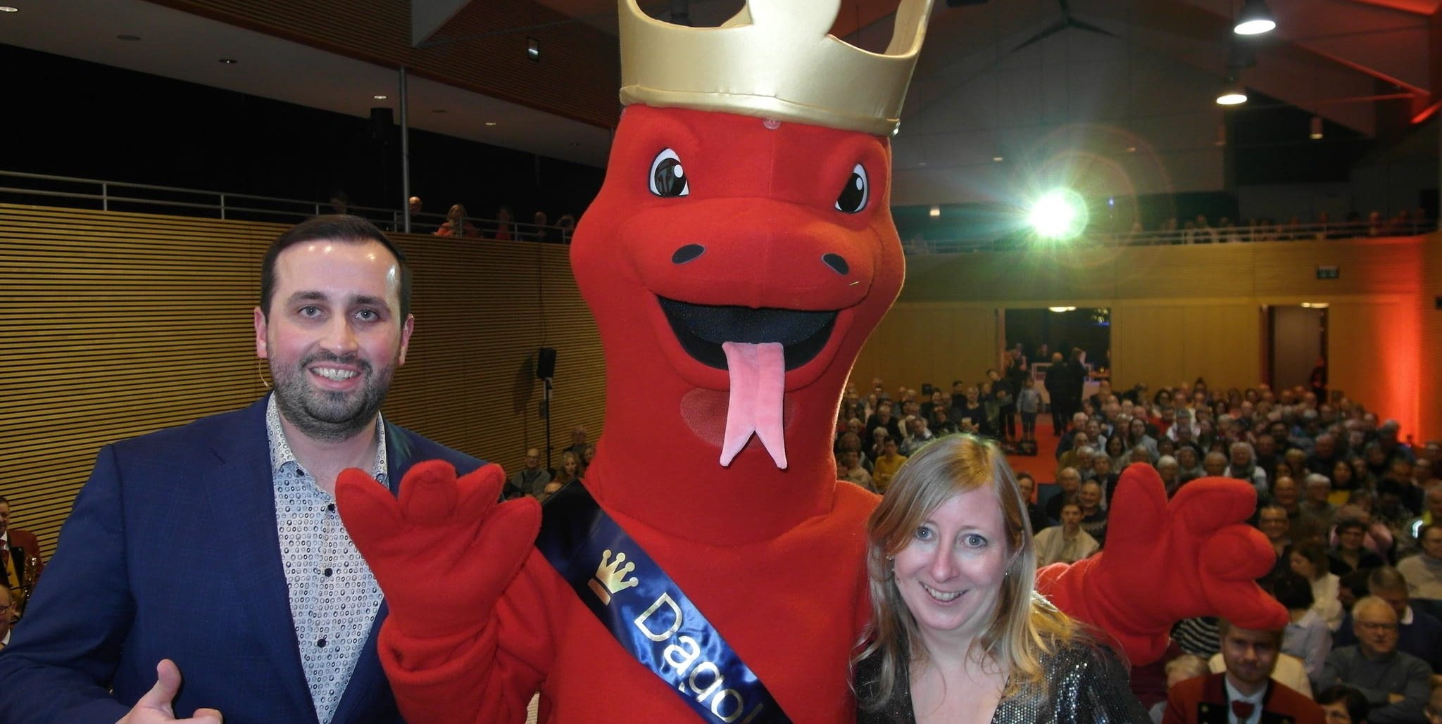 Der Dagersheimer Ortsvorsteher Hendrik Queck, das frisch getaufte Jubiläums-Maskottchen „Dagoldi“ und die Jubiläums-Projektleitern Melanie Häußler (von links) bei der Premiere des historischen Dokumentarfilms „Bei uns Zuhaus in Dagersheim“ in der ausverkauften Festhalle.