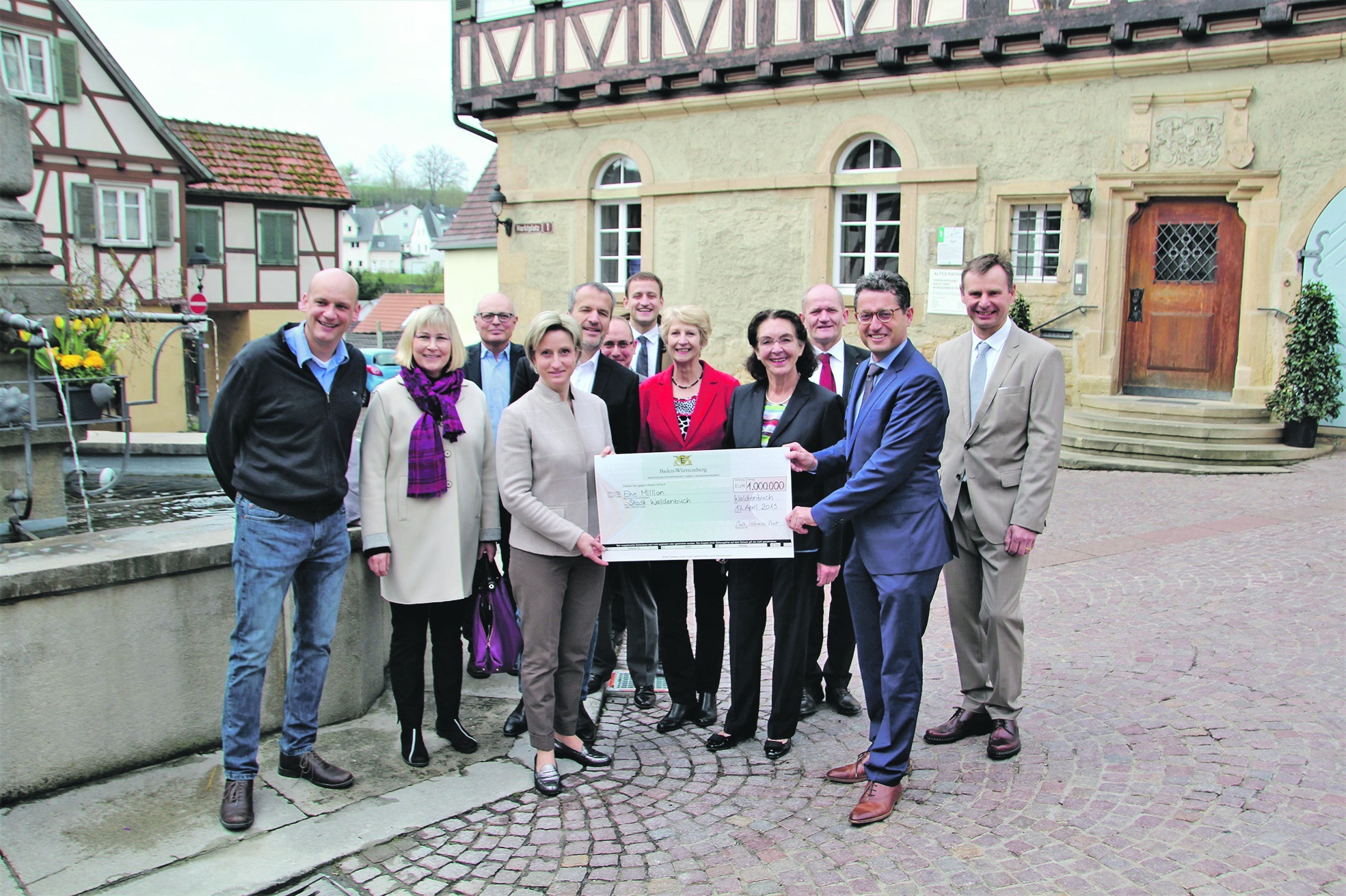 Landes-Wirtschaftsministerin Dr. Nicole Hoffmeister-Kraut überreicht Waldenbuchs Bürgermeister Michael Lutz den Scheck über eine Million Euro.  Bild: Denner