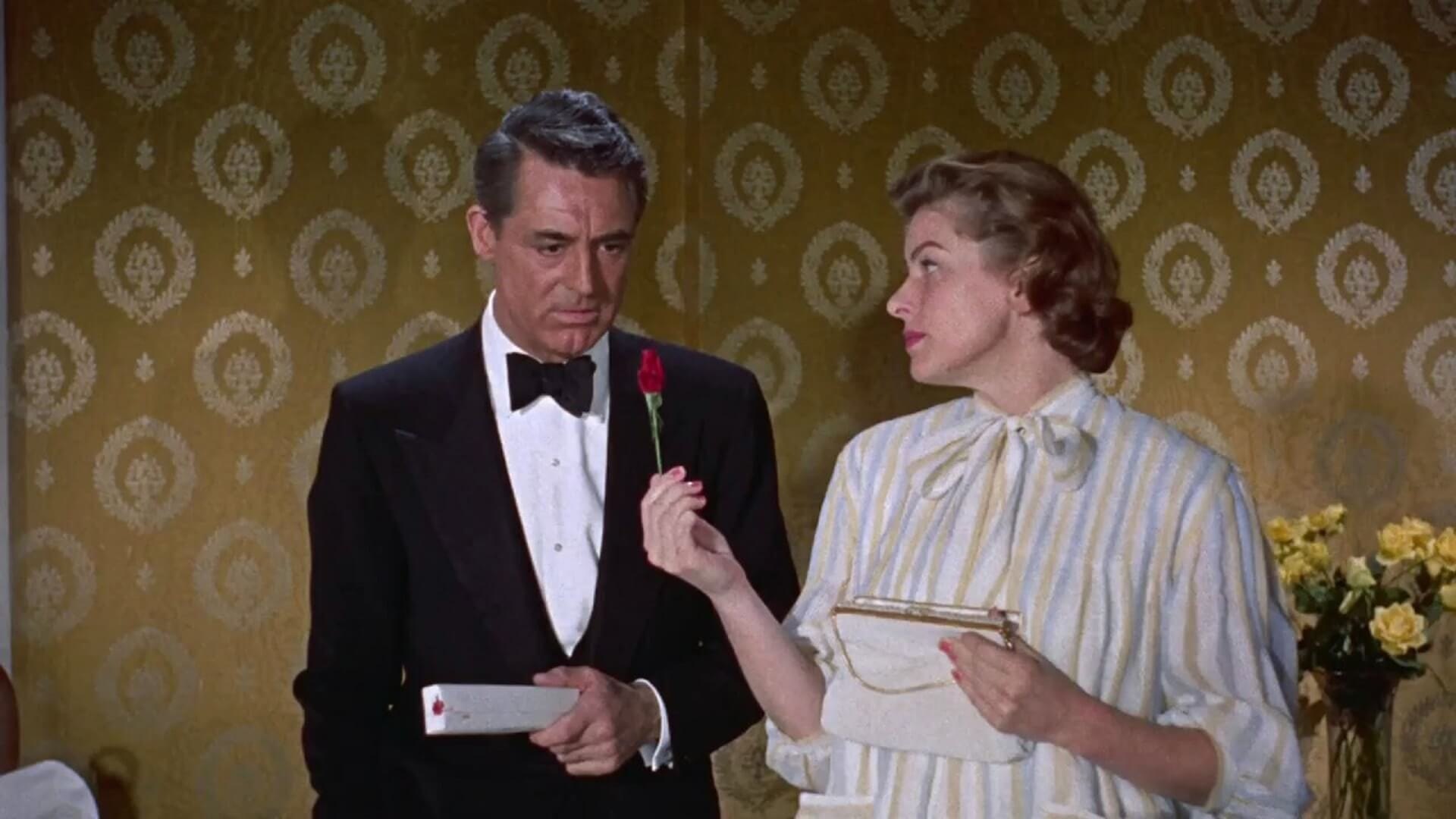 Ist eine rote Rose“Indiskret“? Cary Grant staunt über Ingrid Berman.