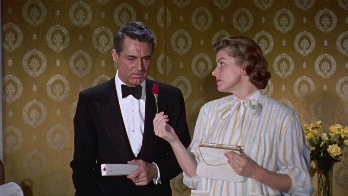 Ist eine rote Rose“Indiskret“? Cary Grant staunt über Ingrid Berman.