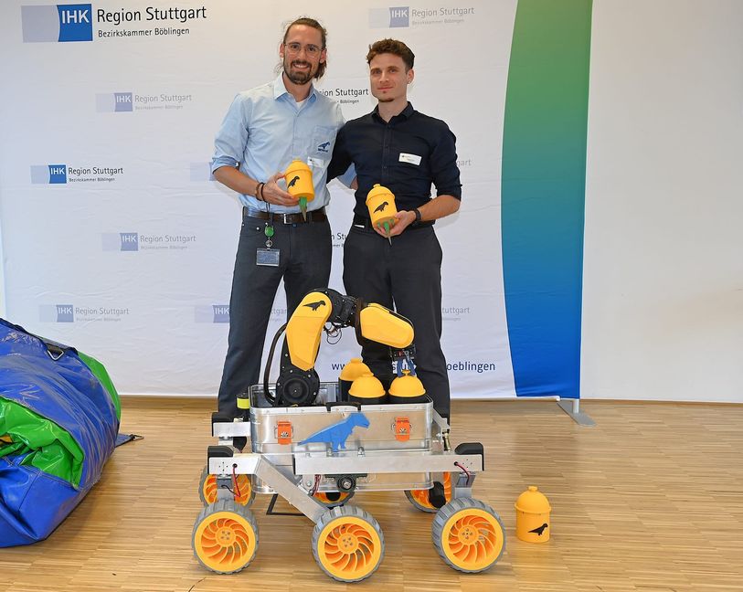 David Frey (links) und Pascal Koch mit dem Modell ihres fahrenden Roboters. In ferner Zukunft könnte der Rover auch auf dem Mond zum Einsatz kommen.