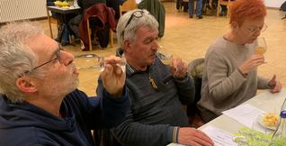 Die Säfte werden probiert und dann bewertet beim Kreis-Obst-, Garten- und Weinbautag in Leonberg.