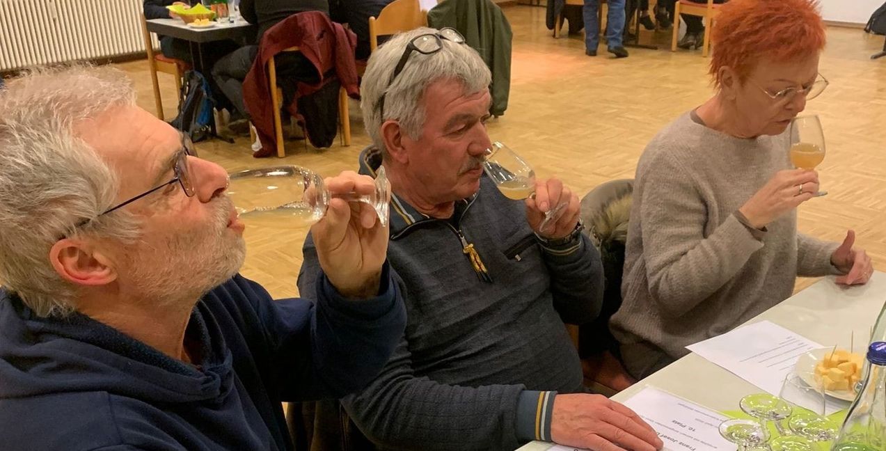 Die Säfte werden probiert und dann bewertet beim Kreis-Obst-, Garten- und Weinbautag in Leonberg.