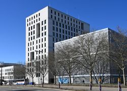 Die knapp 76 Millionen Euro für den so genannten Hochpunkt gehören zu den Kosten, die in der Baukostenberechnung des Landratsamts für das Flugfeldklinikum nicht enthalten sind.