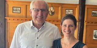 Julia Wetzler mit ihrem Vorgänger Rainer Deim.