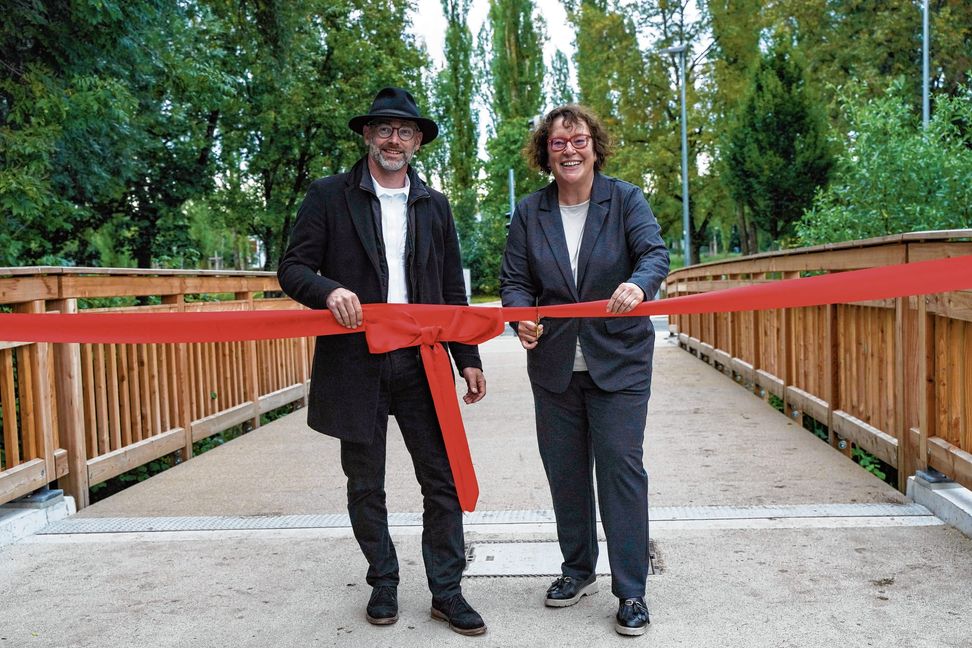 Böblingens Leiter des Tiefbauamts Pablo Burkhardt und Bürgermeisterin Christine Kraayvanger eröffnen offiziell die Langgrabenbrücke. Bild: Dettenmeyer
