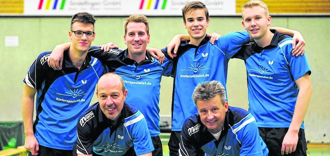 Am kommenden Wochenende dürfen die Verbandsliga-Männer des VfL Sindelfingen Thomas Barth, Tim Ackermann, Sven Stolz, Mika Pikan (hintere Reihe von links) und Jürgen Beisswanger, Petr Machulka (vorne) zweimal zu Hause an die Platte. Bild: automotorart/A