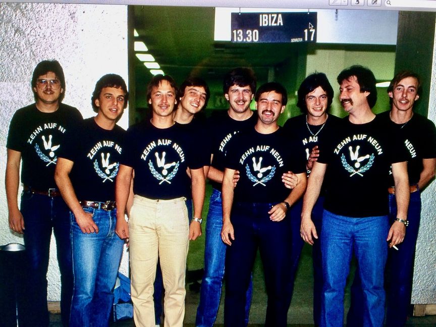 Prachtburschen im Jahr 1984 (von links): Dieter Marquardt, Werner Rilka, Werner Schrade, Bernd Goppel, Klaus Grupe, Alfred Dettinger, Thomas Gauder, Martin Hofer, Thomas Schmid.   Bild: privat